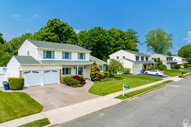Elwood is home to many Colonial and 2-story style homes.