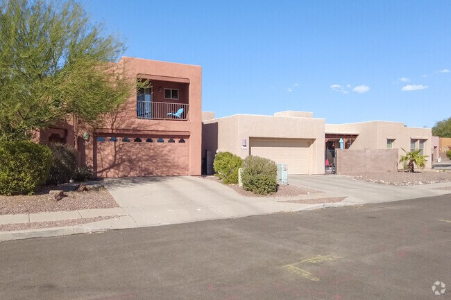 Monte Vista HOA has southwest adobe-styled homes in Creekside.