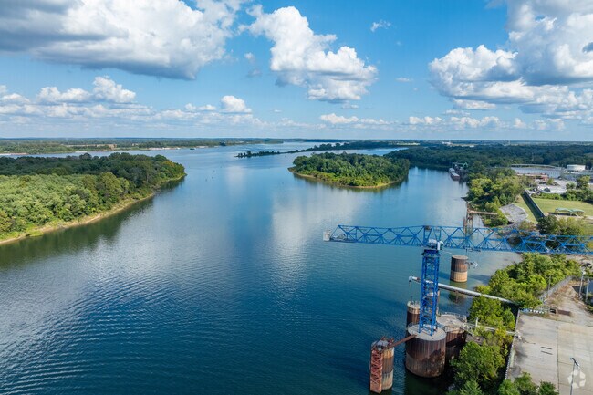 The Ohio River and Tennessee River converge together in Paducah near Farley Place.