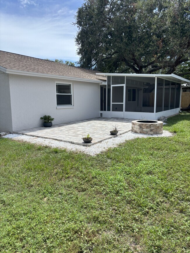 11241 Temple Ct, Seminole, FL 33772 - photo 5