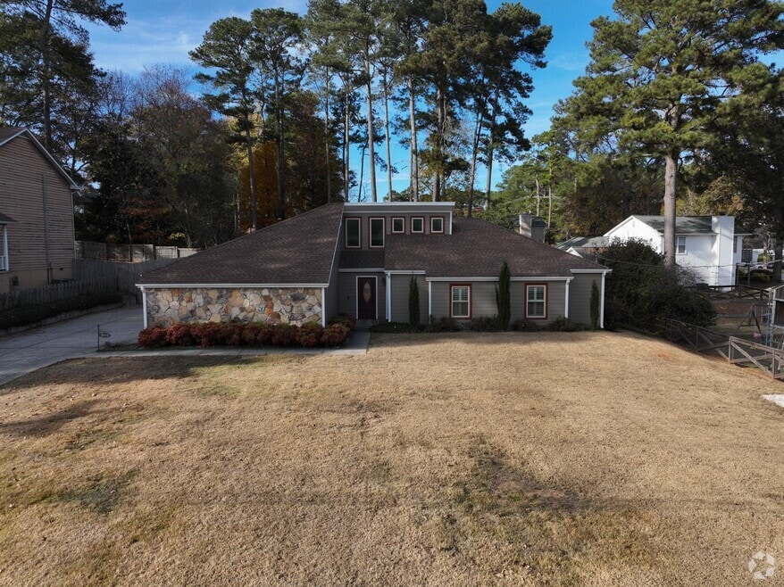 5113 Brownlee Rd, Stone Mountain, GA 30087 - photo 2