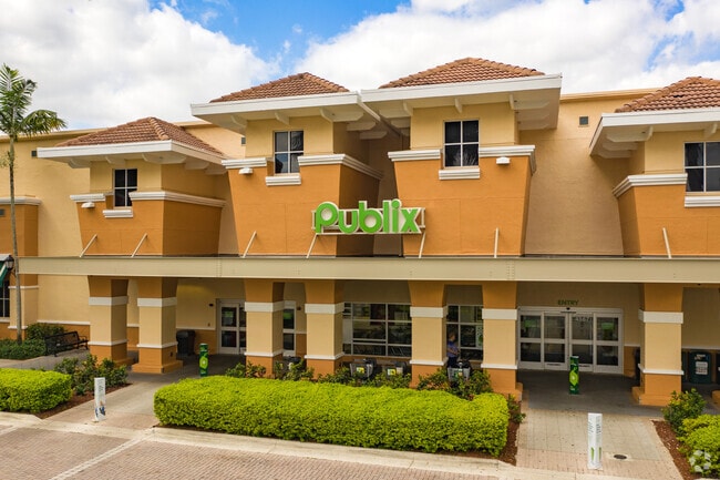 The Weston Commons Shopping Center features a Publix for Hawke's Bluff residents.