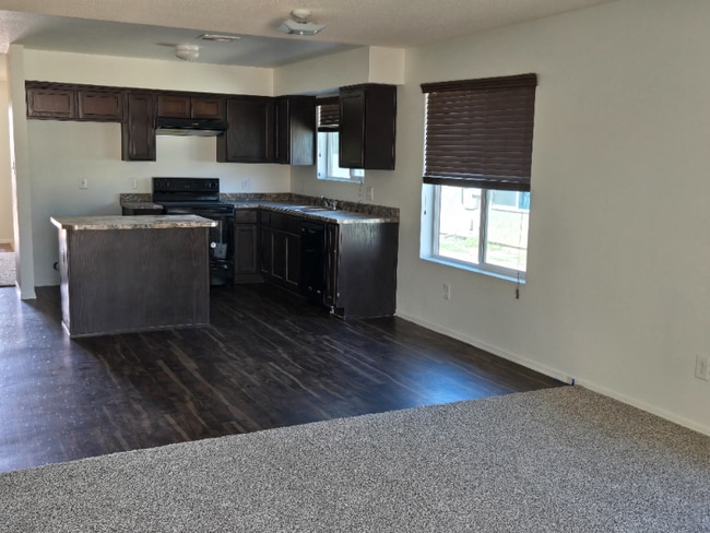 953 S 47th Dr, Yuma, AZ 85364 - photo 2