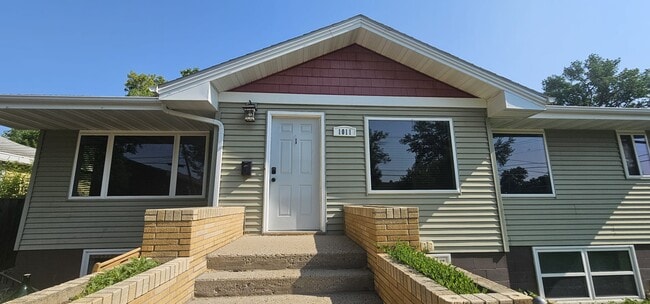 1011 5th Ave SE unit 2, Minot, ND 58701 - photo 2