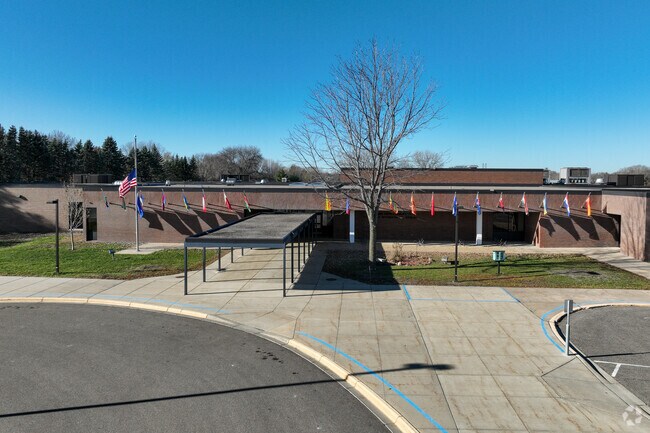 Diamond Path Elementary has a student-teacher ratio of 14 to 1.