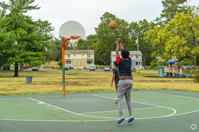 Perfect your jump shot on the basketball courts at Kiwanis Park.