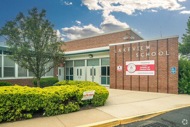 Front entrance of Lakeview Elementary School.
