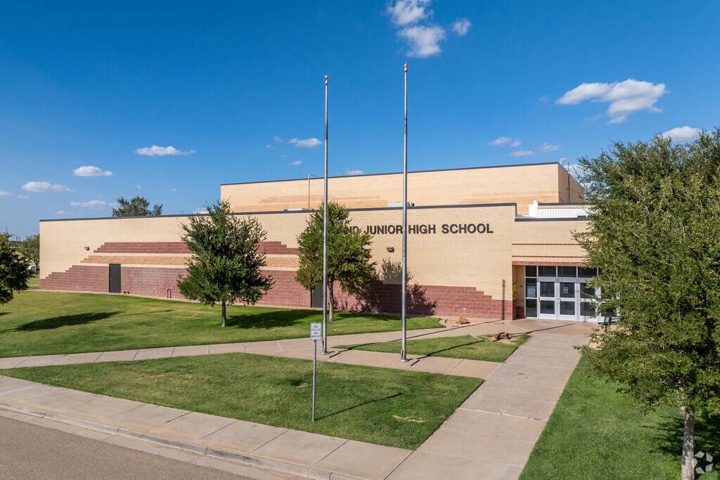 Buschland Junior High receives an overall grade of A minus from Niche.