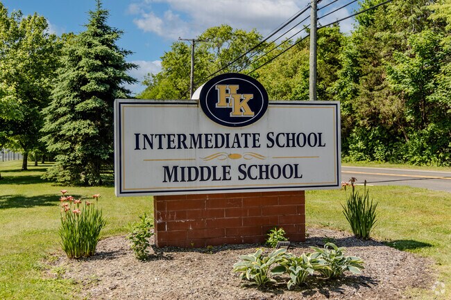 Haddam Killingworth Intermediate School serves students in grades 4 through 5.