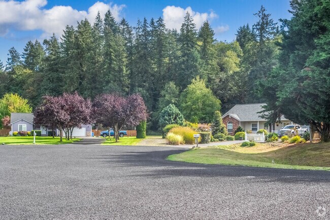 A group of Grand Mound homes at the end of a cul de sac in the heart of the neighborhood.
