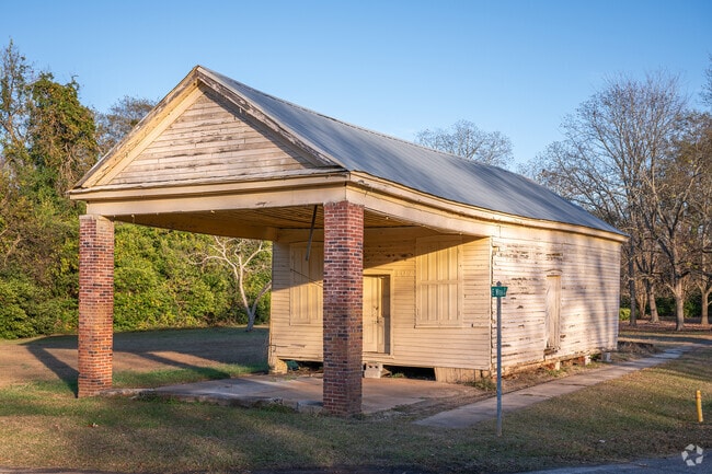 Several historical structures still stand around the town of Trenton.