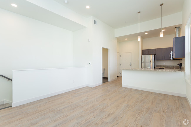 2 BR, 1.5 BA - 920 SF