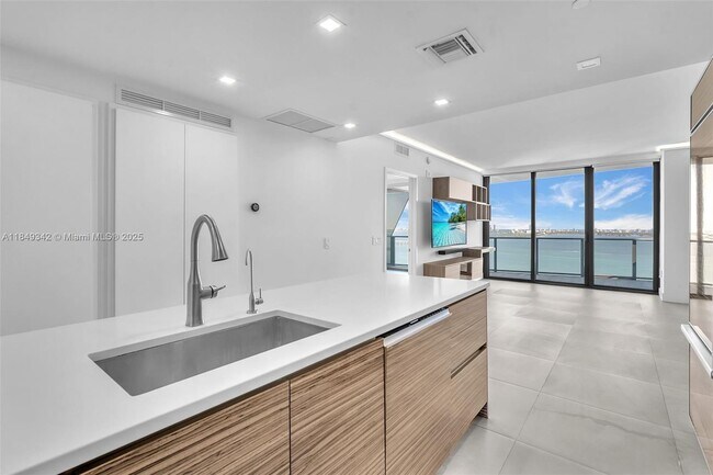 Icon Bay unit 2104, Miami, FL 33137 - photo 5