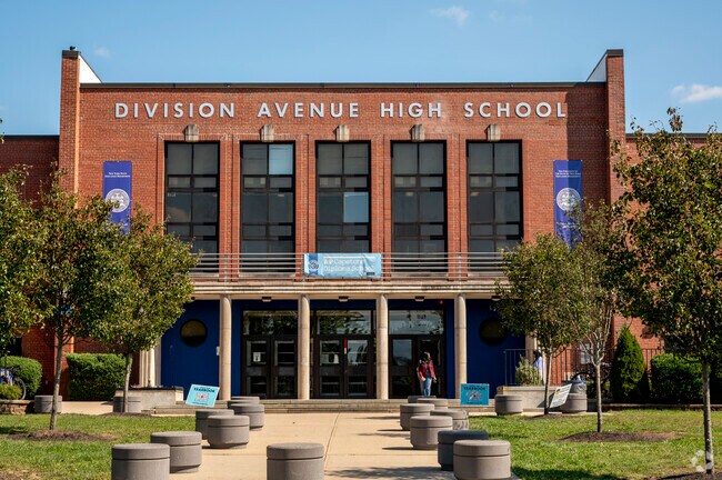 Division Avenue High School has 1,013 students with a student-teacher ratio of 12:1.