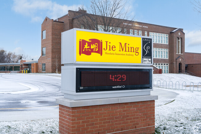Jie Ming Immersion has a student to teacher ratio of 15 to 1.