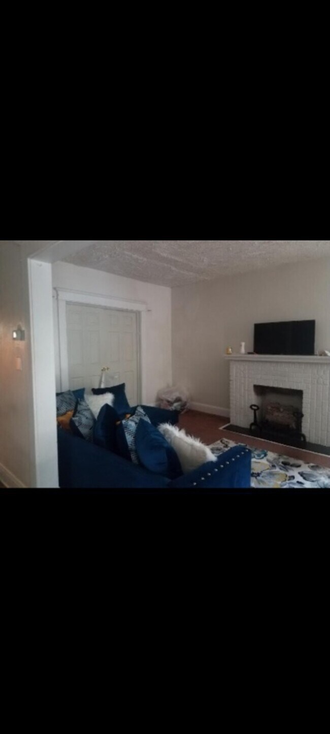 5023 Queensberry Ave unit Shared home, Baltimore, MD 21215 - photo 4