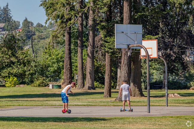 Evergreen Rotary Park offer many possible activities in the Rotary Park area.