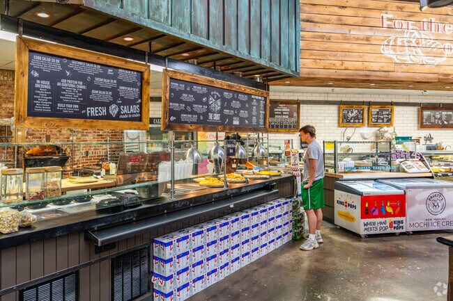 Pruett's has a fresh hot bar and salad station on Signal Mountain.