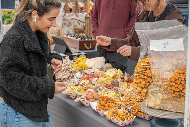 Pepper place is a local weekend farmers market in the Lakeview District.