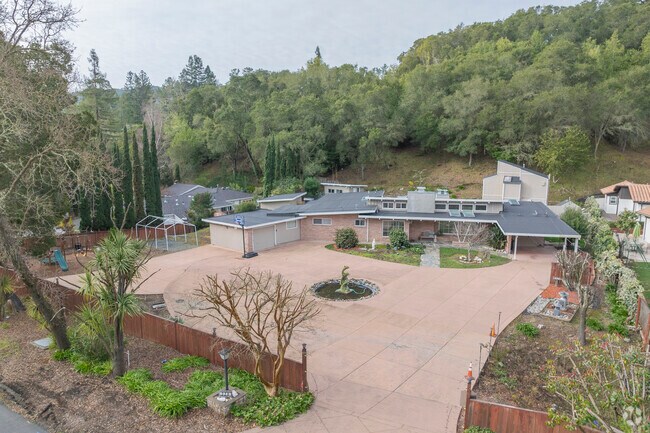 There are a few iconic mid-century modern homes dotted around Del Rey.