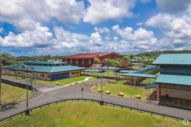 Keaʻau High School's campus spans 55 acres and includes facilities such as sports stadiums, a cafeteria, and specialized classrooms for various educational programs.