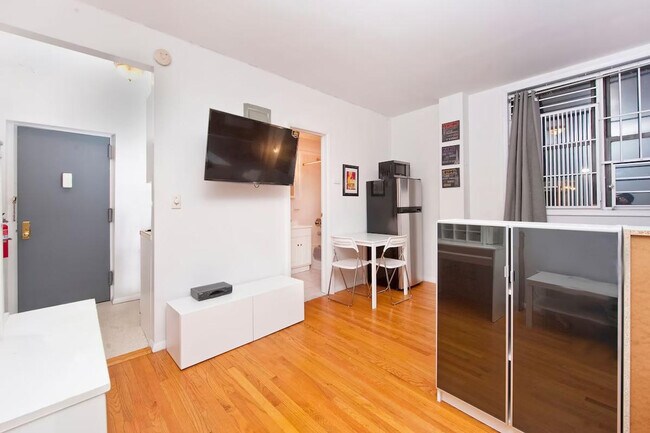 333 E 95th St unit ID1032055P, New York, NY 10128 - photo 7