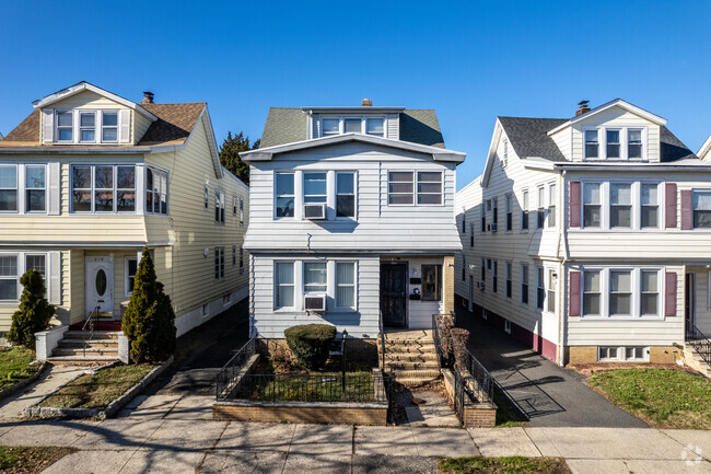 Fairmount’s streets showcase a mix of Colonial Revival-style multifamily homes, charming Victorian rowhouses, and the occasional newly built multifamily residence.