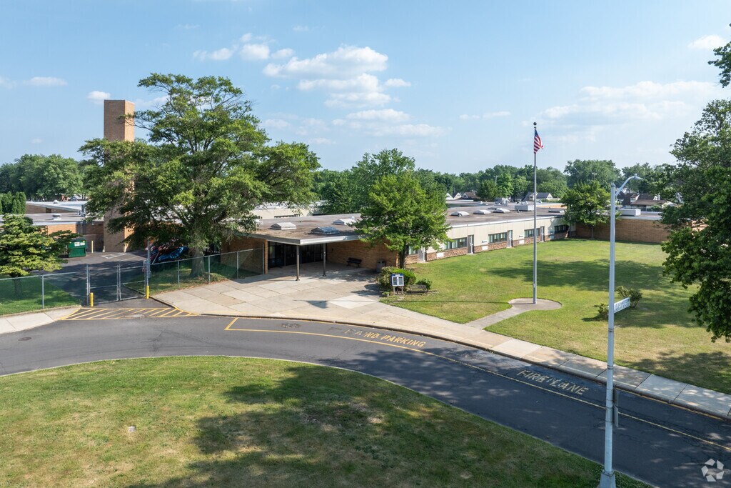 Albert Schweitzer Elementary School has a student-teacher ratio of 17-1.