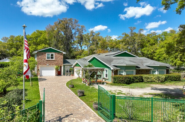 Mount Plymouth has many one of a kind homes with intriguing architecture.