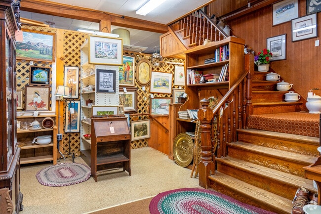 East Barre Antique Mall spans two floors of vintage treasures, making it a must-visit destination for antique lovers in Vermont.