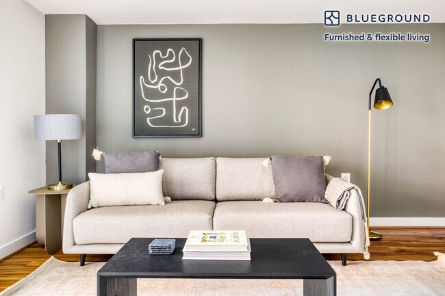 2500 Clarendon Blvd unit FL5-ID519, Arlington, VA 22201 - photo 2