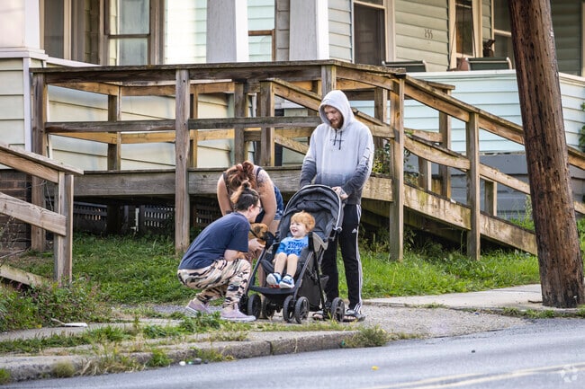 You can find neighbors greeting each other in the very walkable Oakhurst neighborhood.