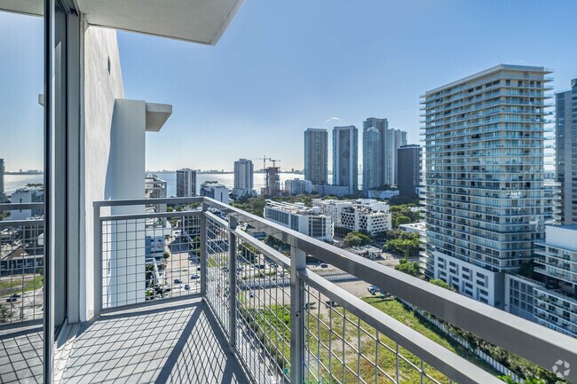 1BD, 1BA - 765SF - Balcony