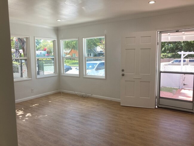 10847 Hesby St, North Hollywood, CA 91601 - photo 2