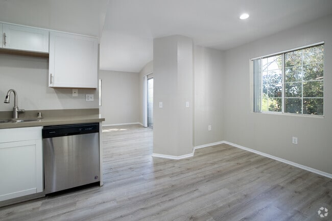 2BR, 2BA - 1,000SF - Dining Room