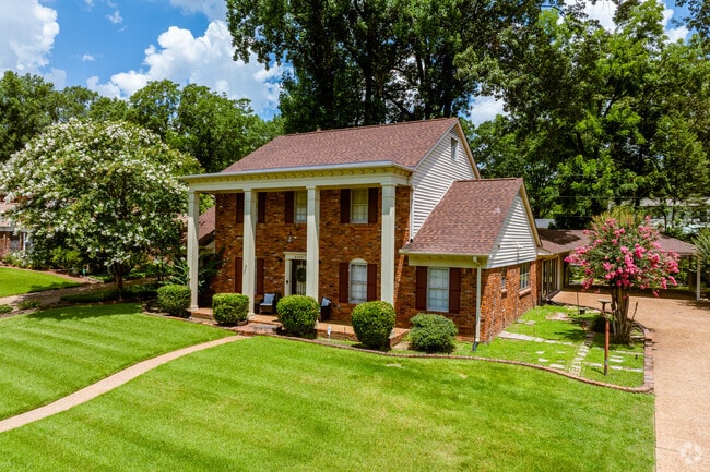 Most homes in Keswick Sulgrave feature colonial style architecture and large lawns.