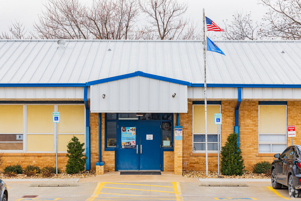 East Side Elementary School provides education in the neighborhood of Chandler.
