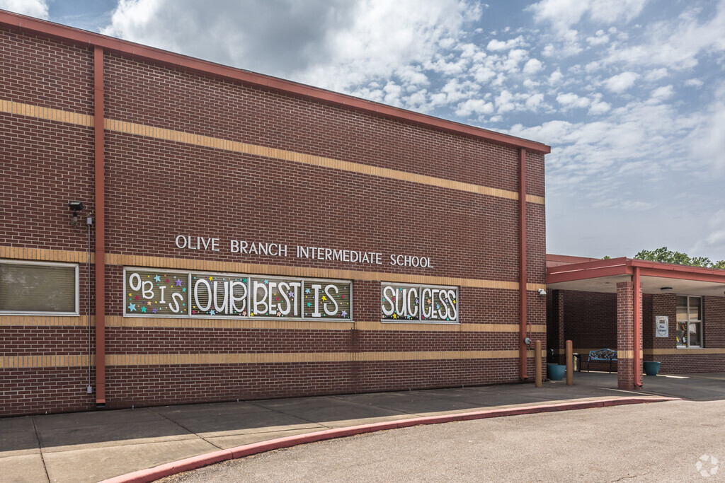 Olive Branch Intermediate School is a public school serving students in Olive Branch in grades 4-5.