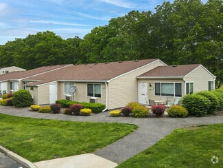 1 Country Club Dr, Manorville, NY 11949