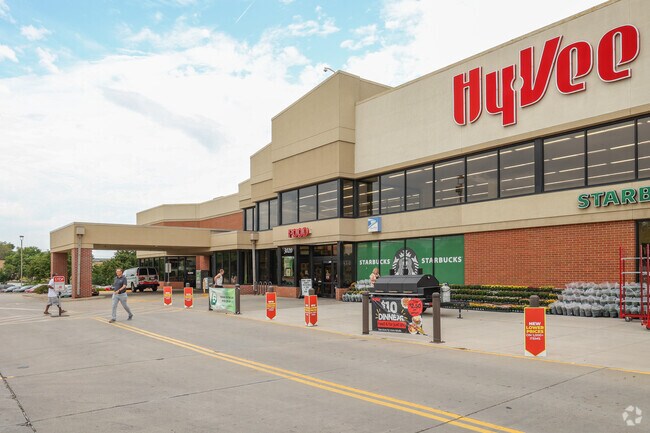 Hy-Vee offers grocery shopping near Oak View with fresh produce and pantry staples.