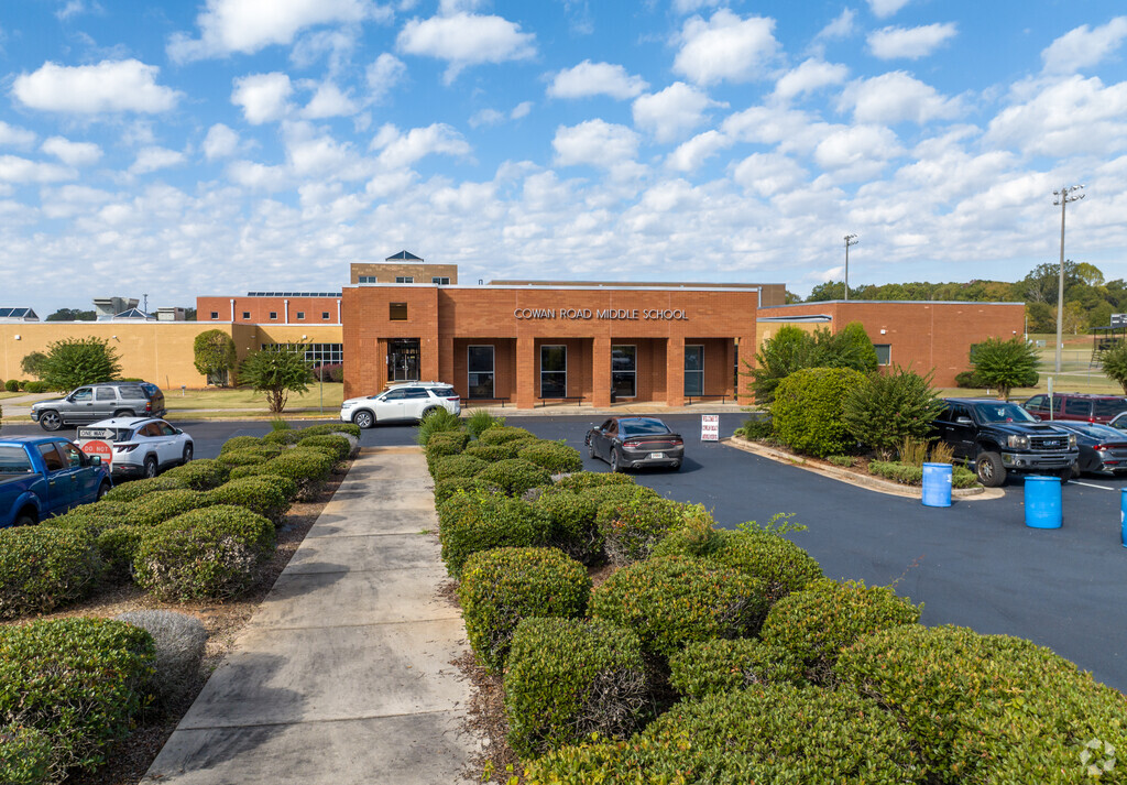 Cowan Road Middle School has a student-teacher ratio of 13 to 1.
