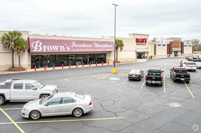 Creswell Lane in Opelousas has many shopping centers like St Landry Plaza.