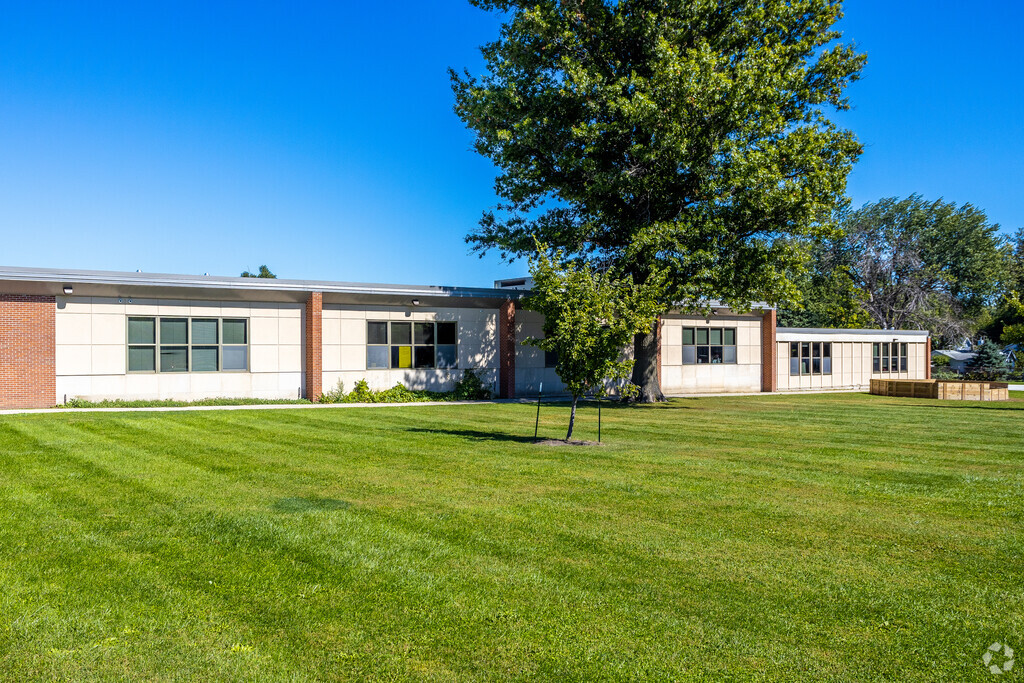 Hillis Elementary School is located in Merle Hay, IA.