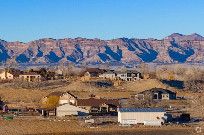 Fruita, Colorado, features charming bungalows nestled against majestic mountain backdrops, providing a perfect retreat for nature lovers seeking adventure and relaxation amidst stunning scenery.