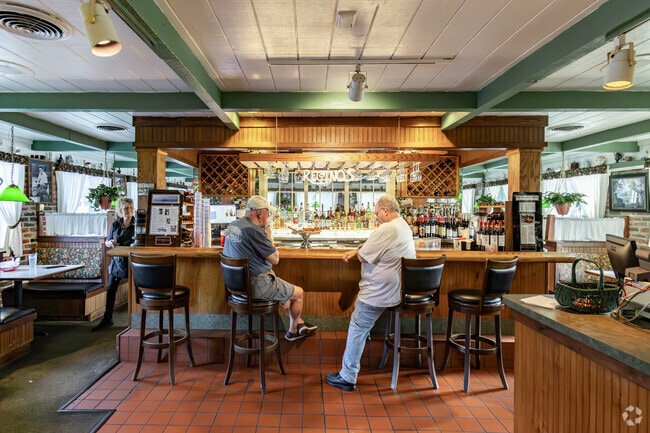 Regino's serves pizza, pasta dishes, and Italian comfort food in North Camellia Acres.