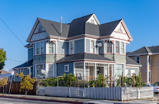 Beautiful Queen Anne style homes in Washington-Guadalupe.