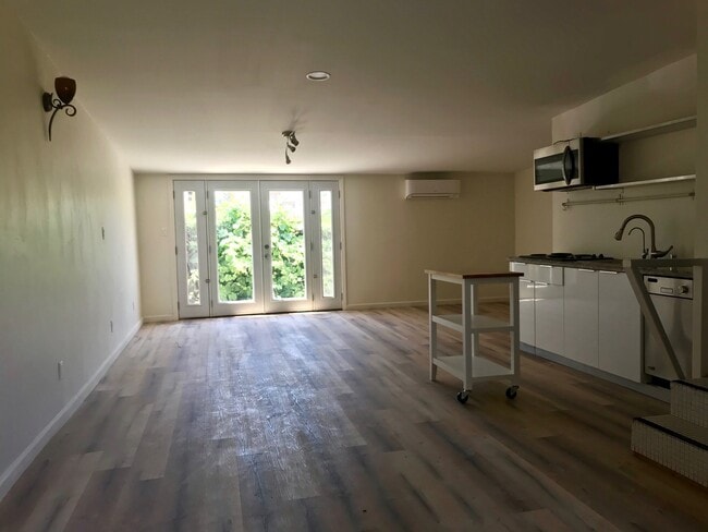Full kitchen and new AC