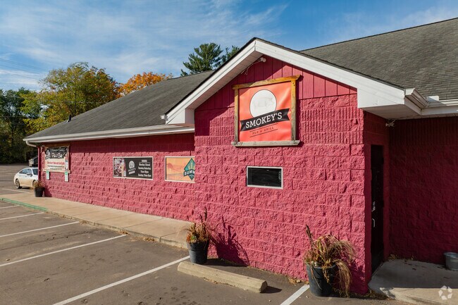 Smokey’s Pub N’ Grill serves Memphis-style barbecue and hosts live music in East Bethel.