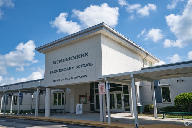 Windermere Elementary School
provides education to the little residents in the neighborhood.