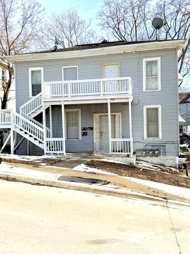 312 N Marion St unit 4, Ottumwa, IA 52501 - photo 2
